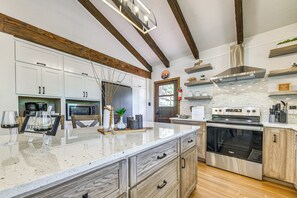 Kühlschrank, Mikrowelle, Herdplatte, Geschirrspüler