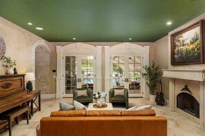 Fernseher, Kamin, Arbeitsbereiche