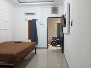 Bed sheets - Hotel O Jm Guest House 2NearStasiun karawang (Karawang)