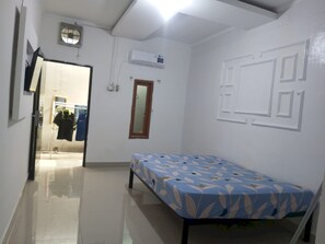 Bed sheets - Hotel O Jm Guest House 2NearStasiun karawang (Karawang)