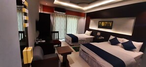 Deluxe Triple Room, Lake View | Living area