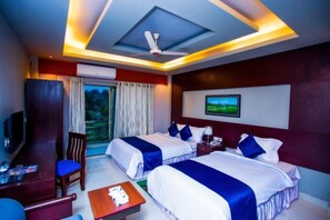 Deluxe Triple Room, Lake View | Living area