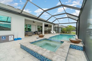 A heated pool - The Great Cape Escape (Cape Coral)