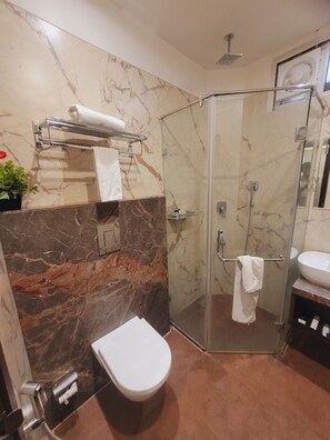 Shower, rainfall showerhead, towels, soap - Aura A Boutique Hotel Ajmer (Ajmer)