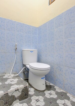Deluxe Double Room | Bathroom | Shower, towels - OYO 94003 Anjuk Ladang Homestay (Ngaglik)