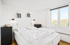 4 bedrooms, free WiFi - Awesome home in Løkken with sauna (Løkken)