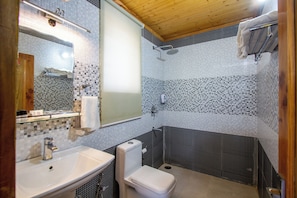 Familien-Suite, Talblick | Badezimmer | Hausschuhe, Handtücher, Seife, Shampoo
