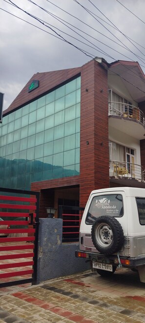 Front of property - Foxoso Cherry Hotel Manali (Manali)