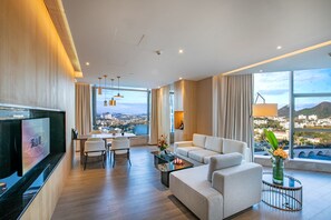 Suite Premier, vistas al lago | Ropa de cama de alta calidad, edredones de plumas, minibar y caja fuerte