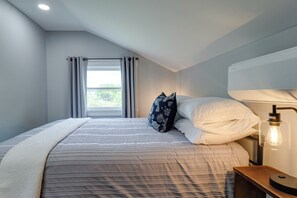 4 bedrooms, iron/ironing board, free WiFi, bed sheets