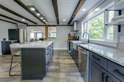 Boondock Retreat, pet friendly home with EV charger