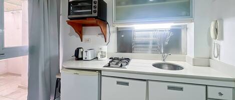 Frigorifero, microonde, forno, piano cottura