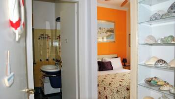 8 bedrooms, iron/ironing board, internet, bed sheets