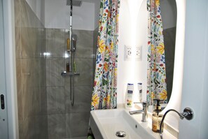 Shower, hair dryer, towels - Villa Giulia Resort with private pool and stunning sea views (Provincia di Latina)