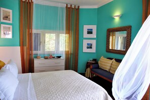 8 bedrooms, iron/ironing board, internet, bed sheets