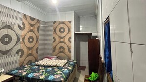 Ein Schlafzimmer mit Bett, Schreibtisch und Kleiderschrank.