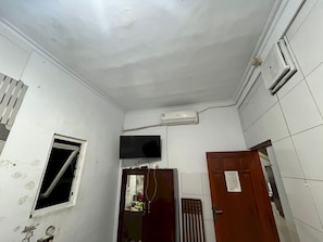 Deluxe Double Room | Laptop workspace, bed sheets - Hotel O Kenari Residence (Depok)