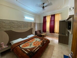 1 habitación, escritorio y espacio para trabajar con laptop 