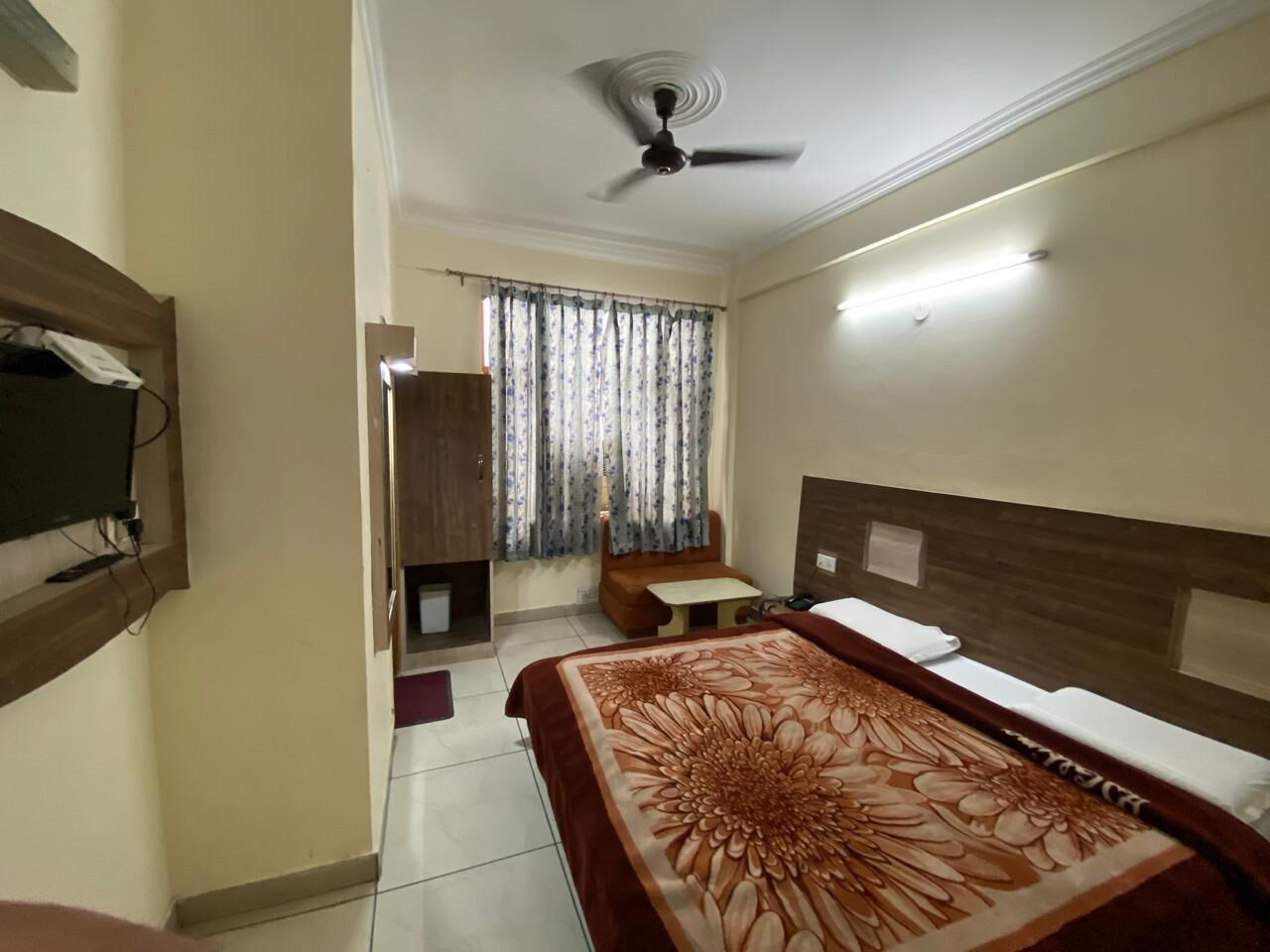 Family Room | Desk, laptop workspace, soundproofing, free WiFi