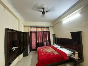 Family Suite | Desk, laptop workspace, soundproofing, free WiFi - Hotel Aashirwad (Reasi)