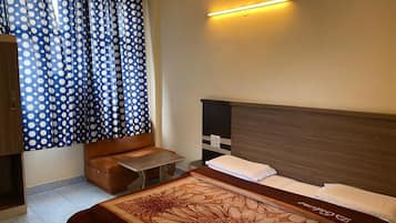 1 bedroom, desk, laptop workspace, soundproofing