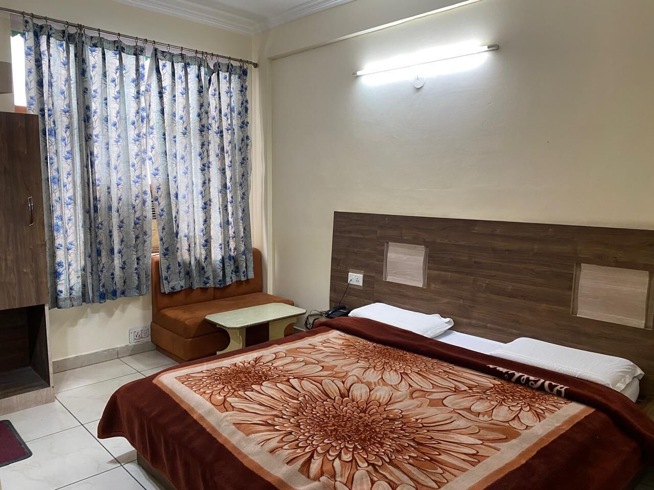 غرفة ديلوكس | مكتب ومساحة عمل للكمبيوتر المحمول وتجهيزات عازلة للصوت وواي فاي مجانًا