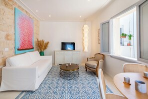 Apartamento família, vários quartos (Dimora del Levante Monopoli) | Área de estar | TV de tela plana