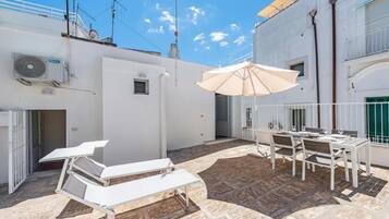 Apartamento familiar, 1 habitación, microondas (Dimora del Levante Monopoli) | Restaurante al aire libre