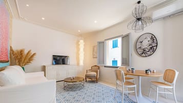 Familienapartment, Mehrere Schlafzimmer (Dimora del Levante Monopoli) | Wohnbereich | Flachbildfernseher