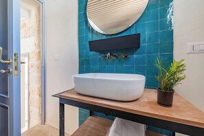 Family Apartment, Multiple Bedrooms (Dimora del Levante Monopoli) | Bathroom | Shower, hair dryer, towels, soap - Dimora del Levante Monopoli (Monopoli)