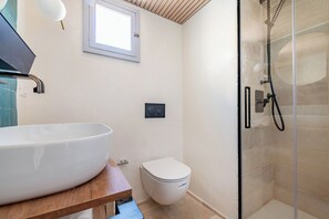 Family Apartment, Multiple Bedrooms (Dimora del Levante Monopoli) | Bathroom | Shower, hair dryer, towels, soap - Dimora del Levante Monopoli (Monopoli)