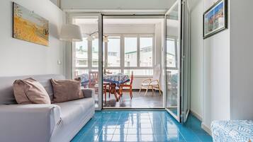 Téléviseur à écran plat de 21 po avec télévision par câble, foyer