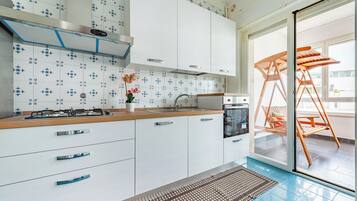 Réfrigérateur, un four, surface de cuisson, cafetière-théière