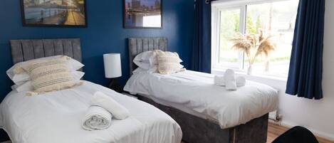 2 makuuhuonetta, työpöytä, silitysrauta/-lauta, ilmainen Wi-Fi