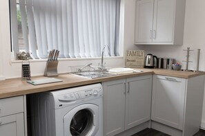 Køleskab, mikrobølgeovn, ovn, kogeplade