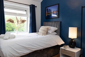 2 habitaciones, escritorio, tabla de planchar con plancha y wifi gratis 