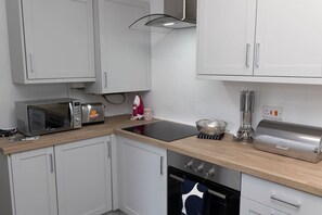 Køleskab, mikrobølgeovn, ovn, kogeplade