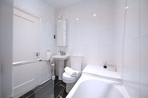 Bidet, serviettes fournies, savon, shampoing