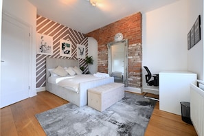 3 chambres, coffres-forts dans les chambres, fer et planche Ă repasser