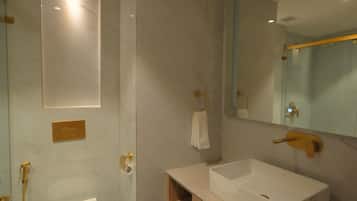 Deluxe Double Room, Garden View | Bathroom | Shower, rainfall showerhead, free toiletries, hair dryer