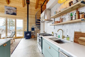 Fridge, oven, stovetop, dishwasher - Modern off grid cabin with stocked kitchen & private mountain view- dog friendly (Tabernash)