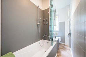 Sèche-cheveux, serviettes fournies, savon, shampoing