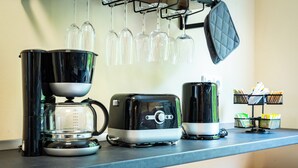 A kitchen counter with a coffee maker, toaster, and kettle. - Barby apartment with Elbe view & balcony on the Elbe-Saale Cycle Path (Barby (Elbe))