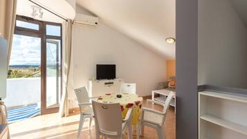 Apartment (One Bedroom Apartment with Terrace an) | Dining room
