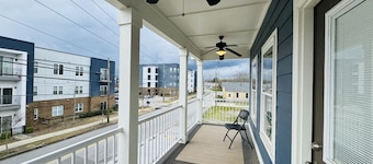 Luxury 4B/4.5b Home, EV Charger, deck by MCG