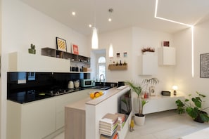 Kühlschrank, Mikrowelle, Ofen, Herdplatte