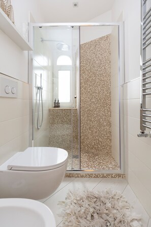 Shower, hair dryer, bidet, towels - B&bea - Beautiful and Stylish Apartment Located in Trastevere (Roma)