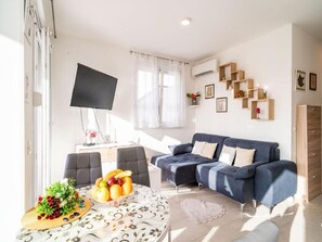 Lägenhet (Apartment Anka - One Bedroom Apartmen) | Vardagsrum | 32-tums platt-tv med kabelkanaler