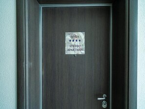 A door with a sign that reads "ANNA STUDIO APARTMAN." - Apartment Anka (Dubrovnik)