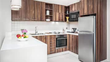Suite junior | Cocina privada | Refrigerador con congelador, microondas, horno y parrilla de estufa